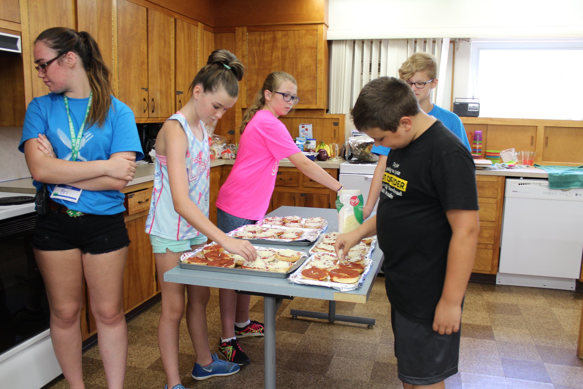 Kids making pizzas